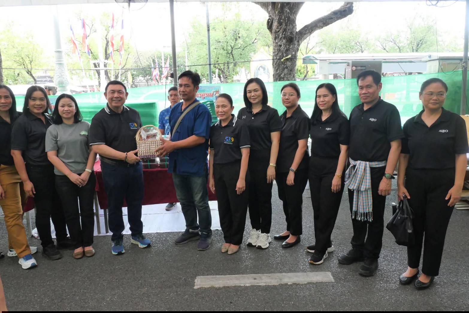 title - เลขาธิการ ส.ป.ก. เยี่ยมทักทายเกษตรกรและซื้อสินค้าในบรรยากาศวันสุดท้ายของการออกร้านขายสินค้า จากเขตปฏิรูปที่ดิน ส่งท้ายงานครบรอบ 51 ปี ส.ป.ก. ณ สำนักงานการปฏิรูปที่ดินเพื่อเกษตรกรรม